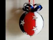 Bielo-modro-červená vianočná guľa s hviezdami