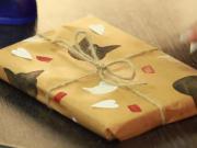 Ako zabaliť darček - Ako si vyrobiť baliaci papier ozdobený pečiatkami 