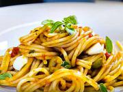 Talianske špagety s paradajkovo-olivovou omáčkou - recept