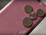Pozor na mince prichytené na obale telefónu